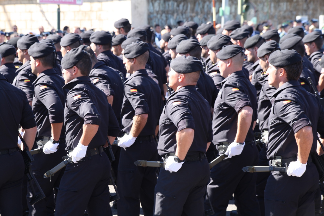 Imágenes del desfile en Badajoz con motivo del Día de la Guardia Civil