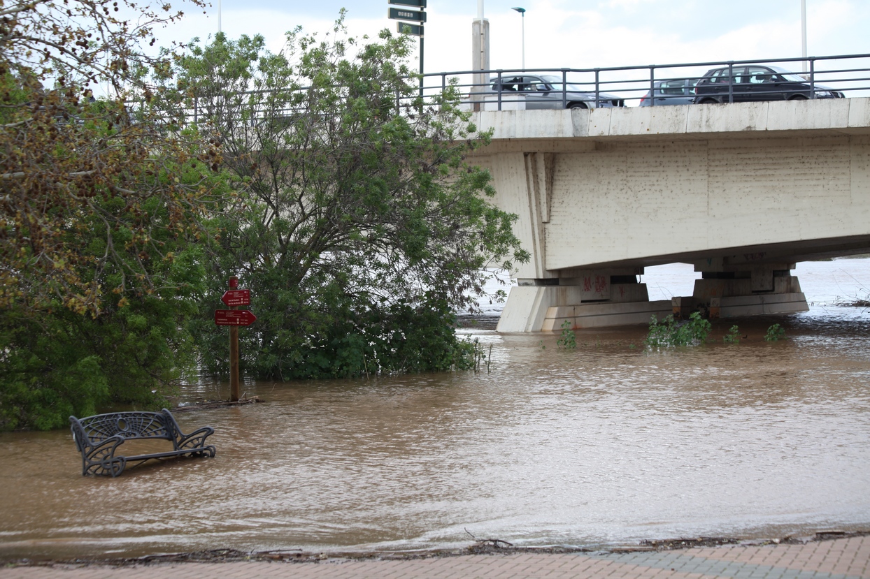 El caudal del Guadiana en Badajoz alcanza al Paseo Fluvial