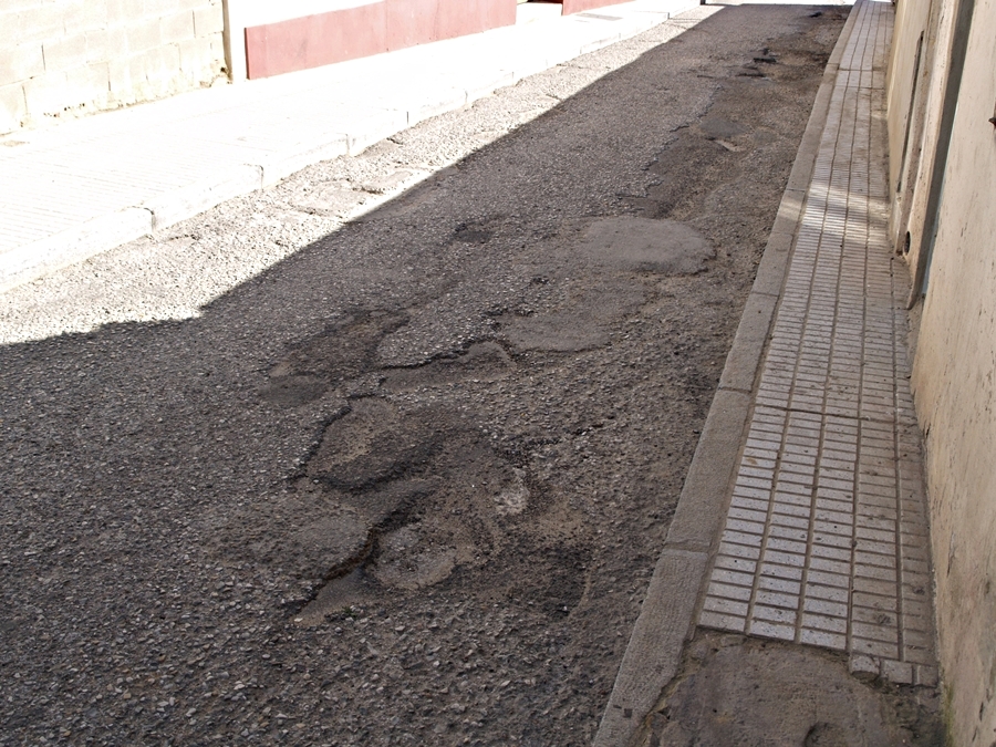 Vecinos del Casco Antiguo recogen firmas para que pavimenten varias calles