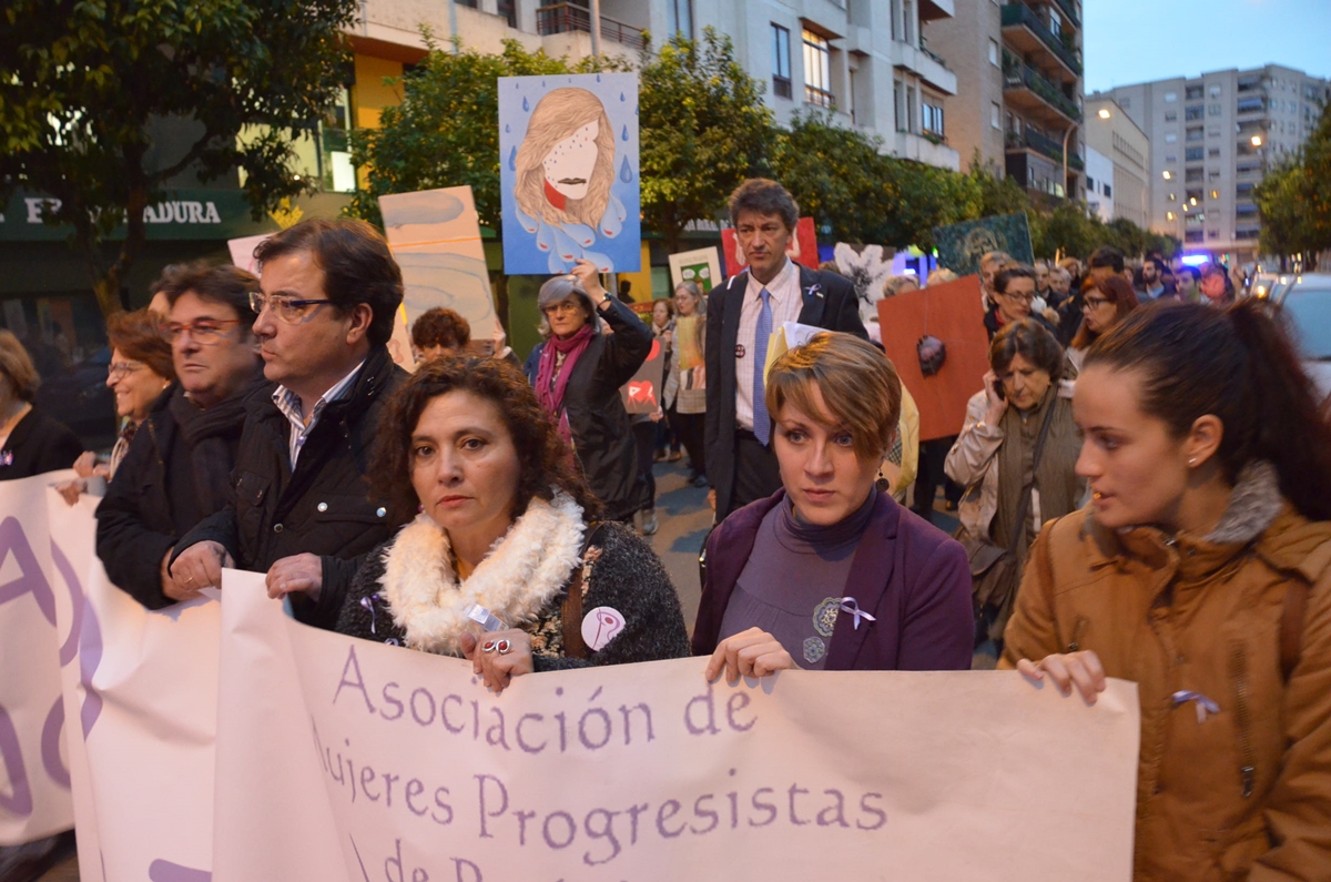 Imágenes de la manifestación contra la violencia de género en Badajoz