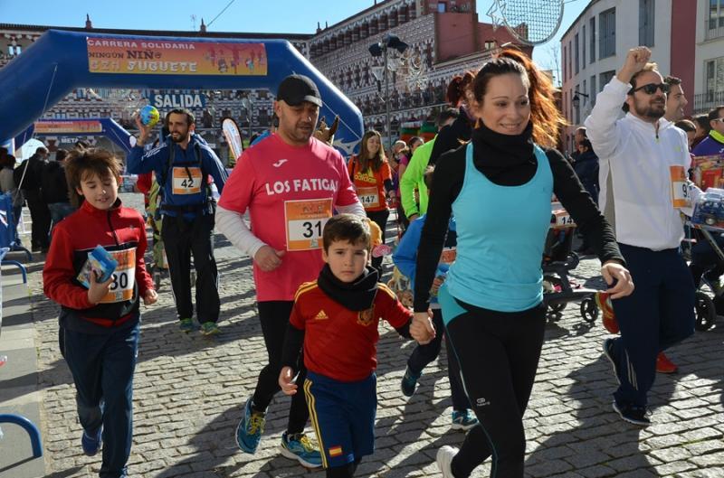 Cerca de 200 corredores participan en la carrera solidaria “Ningún Niñ@ sin juguete”