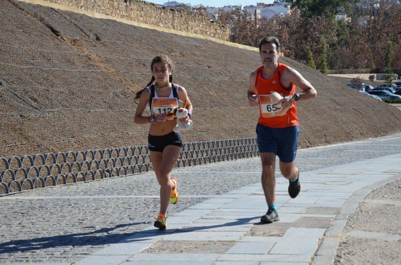 Cerca de 200 corredores participan en la carrera solidaria “Ningún Niñ@ sin juguete”