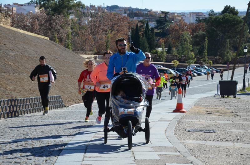 Cerca de 200 corredores participan en la carrera solidaria “Ningún Niñ@ sin juguete”