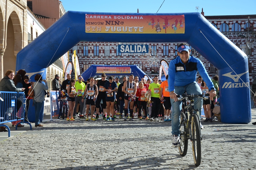 Cerca de 200 corredores participan en la carrera solidaria “Ningún Niñ@ sin juguete”