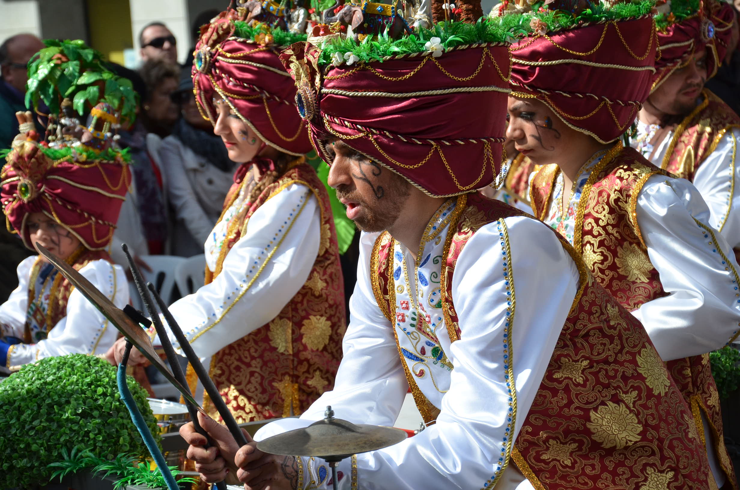 Las 40 mejores imágenes grupales del Desfile de Comparsas, parte 2