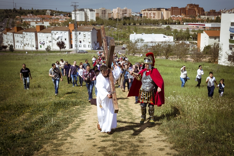 Espectaculares imágenes del Vía Crucis del Cerro de Reyes (Badajoz)