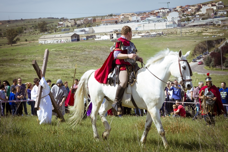 Espectaculares imágenes del Vía Crucis del Cerro de Reyes (Badajoz)