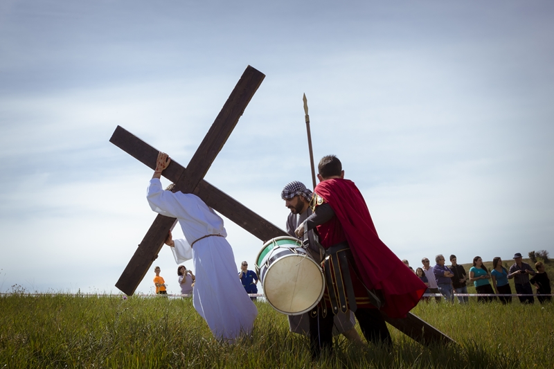 Espectaculares imágenes del Vía Crucis del Cerro de Reyes (Badajoz)