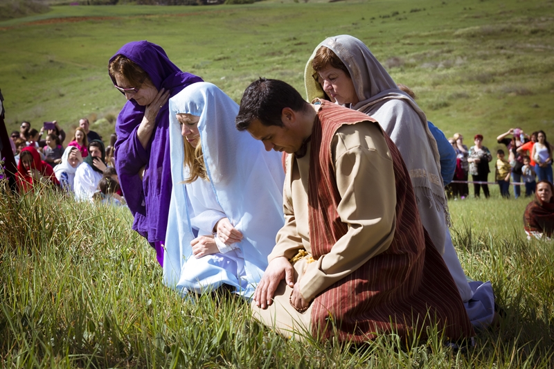 Espectaculares imágenes del Vía Crucis del Cerro de Reyes (Badajoz)