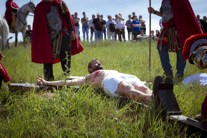 Espectaculares imágenes del Vía Crucis del Cerro de Reyes (Badajoz)