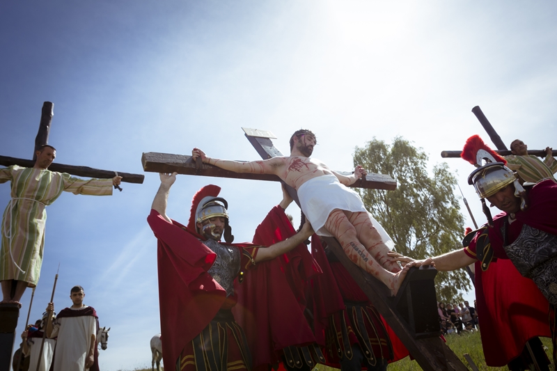 Espectaculares imágenes del Vía Crucis del Cerro de Reyes (Badajoz)
