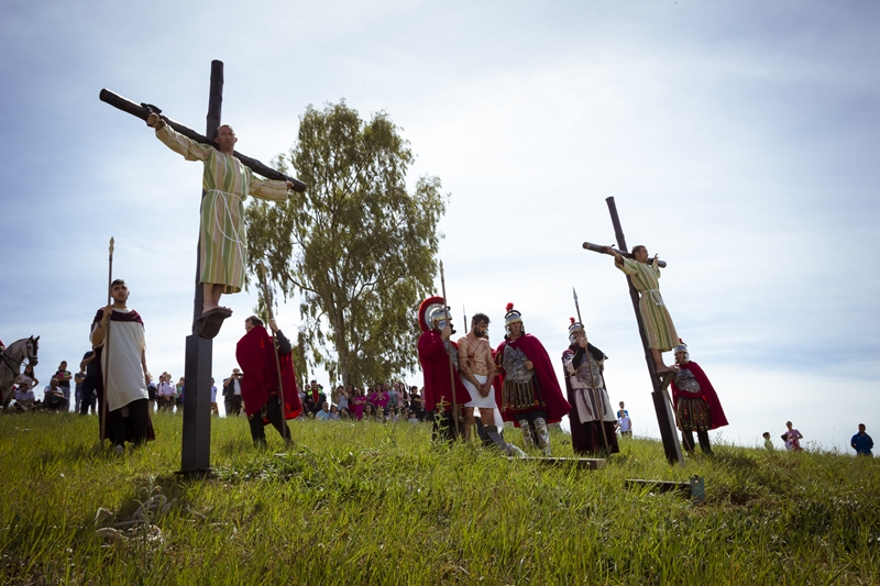 Espectaculares imágenes del Vía Crucis del Cerro de Reyes (Badajoz)