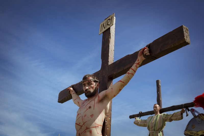 Espectaculares imágenes del Vía Crucis del Cerro de Reyes (Badajoz)