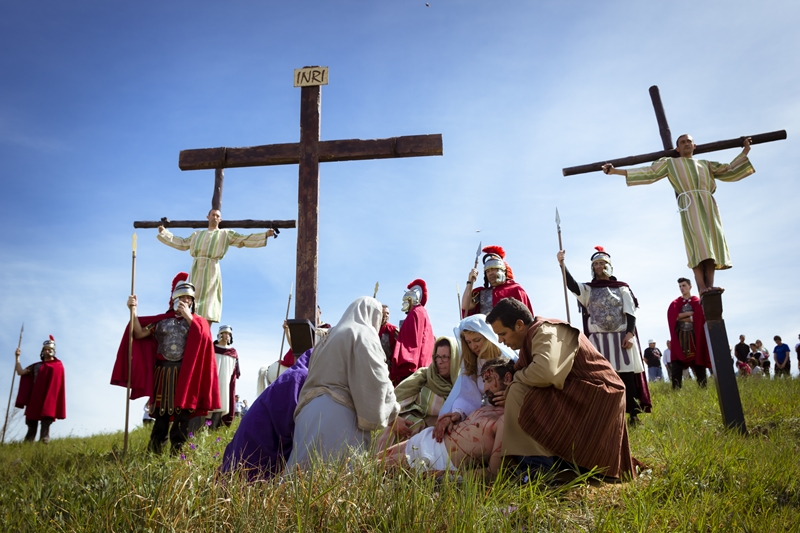 Espectaculares imágenes del Vía Crucis del Cerro de Reyes (Badajoz)