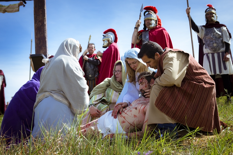 Espectaculares imágenes del Vía Crucis del Cerro de Reyes (Badajoz)