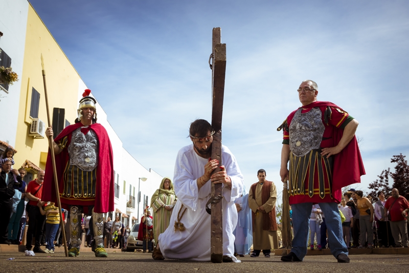 Espectaculares imágenes del Vía Crucis del Cerro de Reyes (Badajoz)