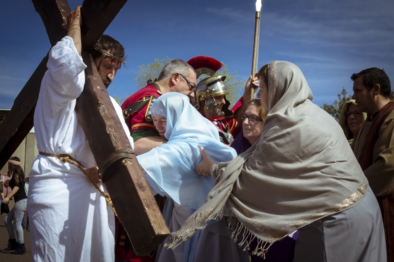 Espectaculares imágenes del Vía Crucis del Cerro de Reyes (Badajoz)