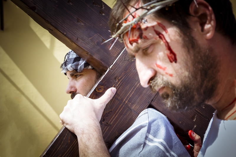 Espectaculares imágenes del Vía Crucis del Cerro de Reyes (Badajoz)