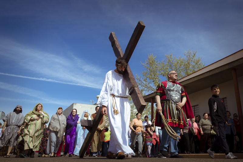 Espectaculares imágenes del Vía Crucis del Cerro de Reyes (Badajoz)