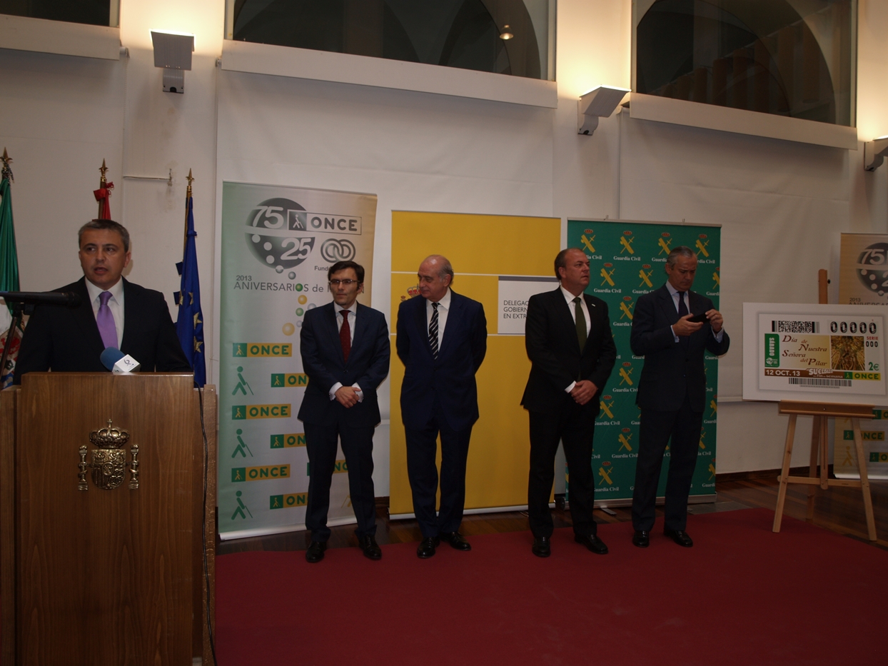 Imágenes de la llegada del ministro a Badajoz y del acto del Cupón de la ONCE