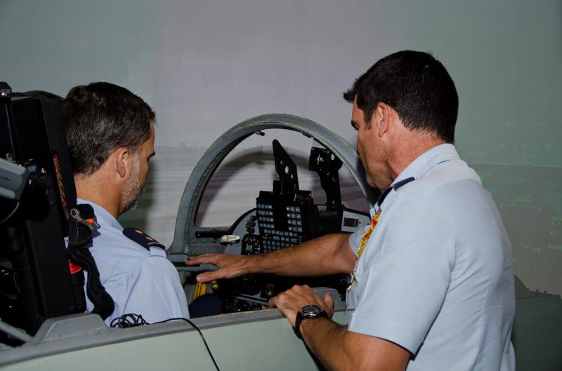 El Príncipe Felipe visita la Base de Talavera la Real