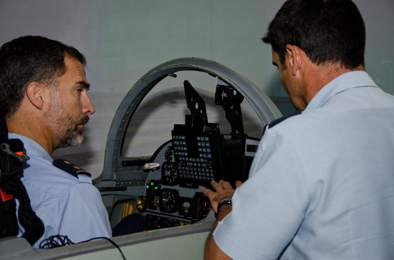 El Príncipe Felipe visita la Base de Talavera la Real