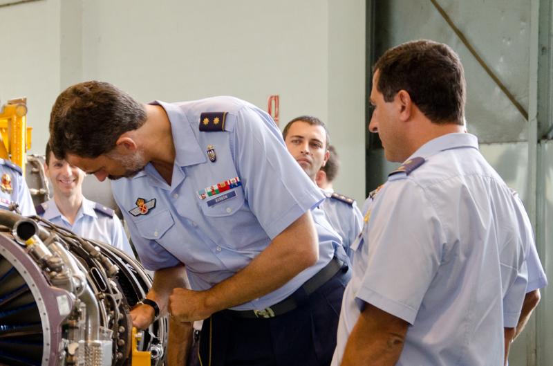 El Príncipe Felipe visita la Base de Talavera la Real