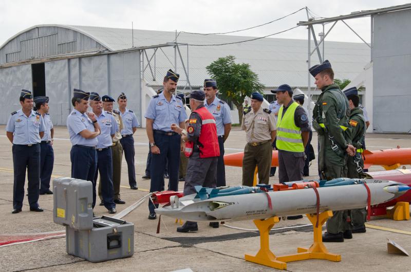 El Príncipe Felipe visita la Base de Talavera la Real