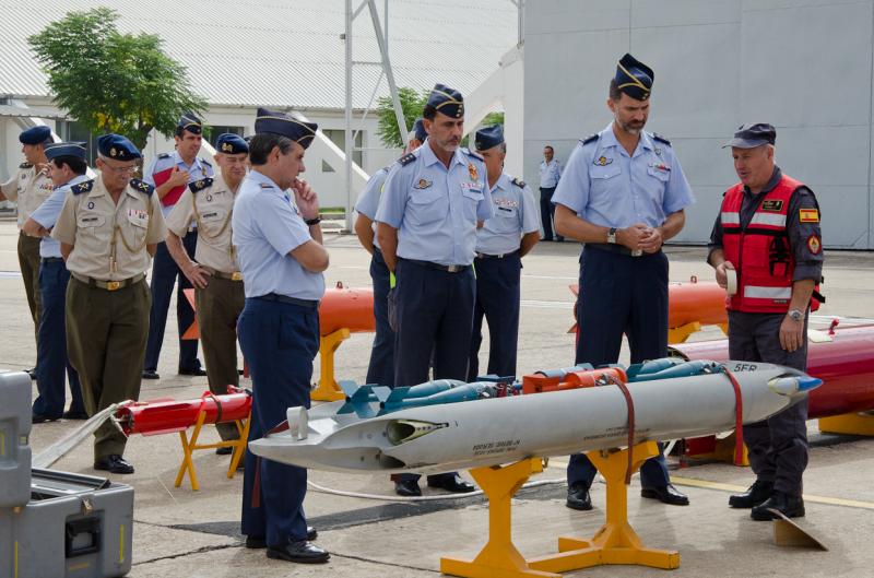 El Príncipe Felipe visita la Base de Talavera la Real