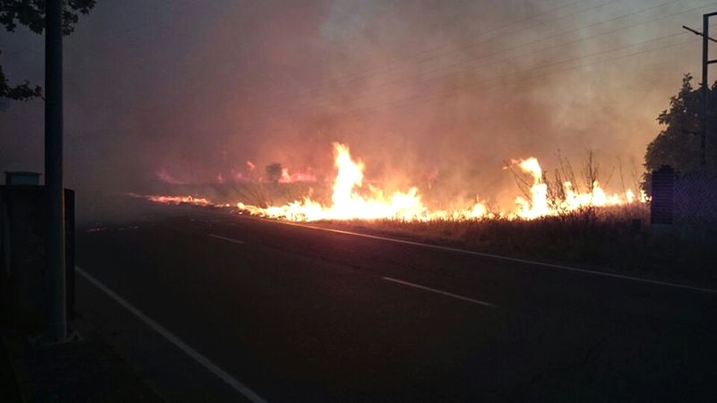 Imágenes del incendio que afecta a la barriada de La Granadilla en Badajoz