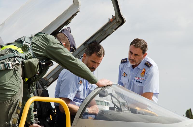 El Príncipe Felipe visita la Base de Talavera la Real