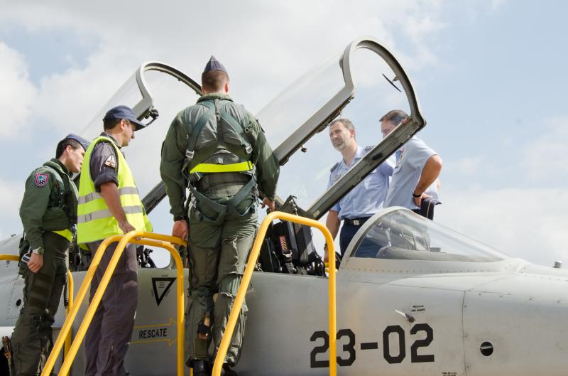 El Príncipe Felipe visita la Base de Talavera la Real