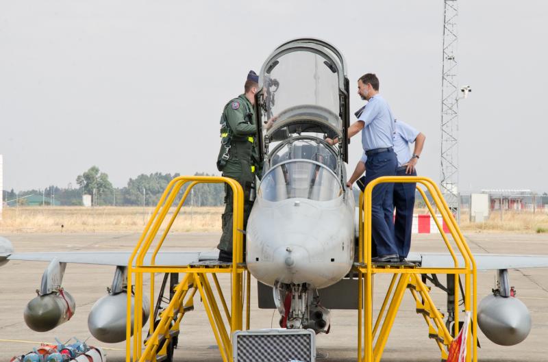 El Príncipe Felipe visita la Base de Talavera la Real