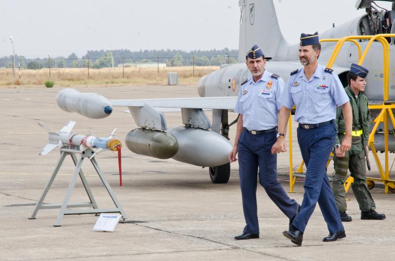 El Príncipe Felipe visita la Base de Talavera la Real