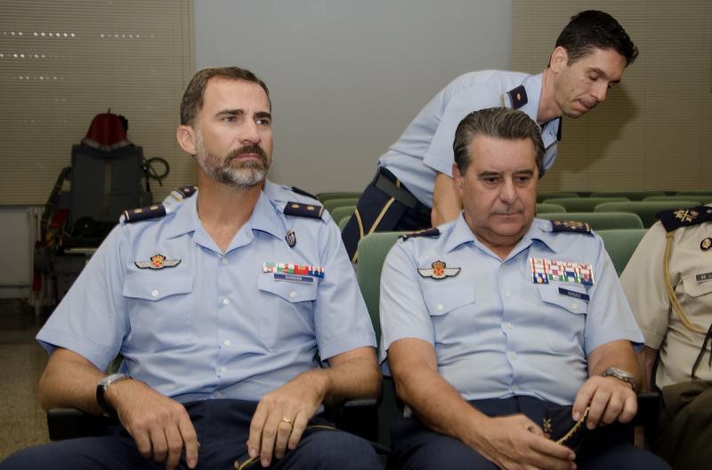 El Príncipe Felipe visita la Base de Talavera la Real