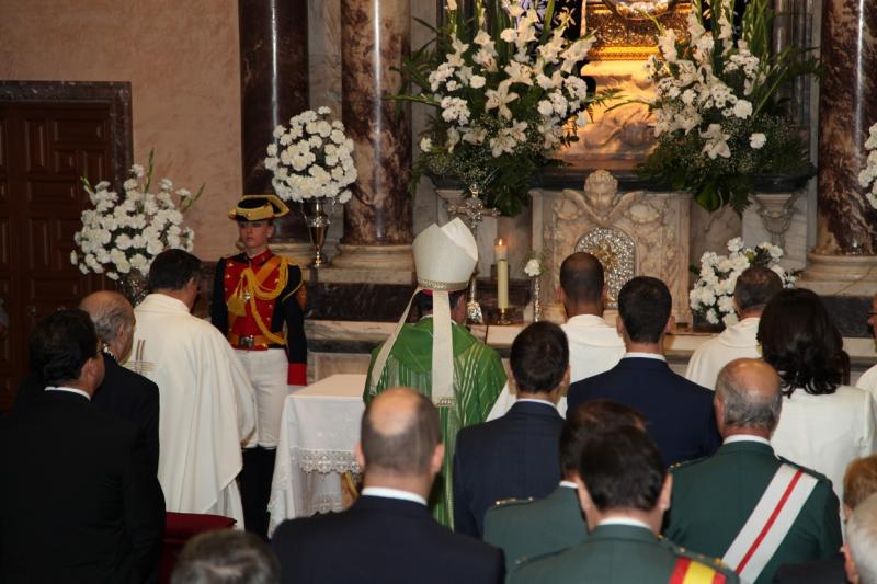 El ministro del Interior asiste a una ofrenda floral a la Patrona de Badajoz