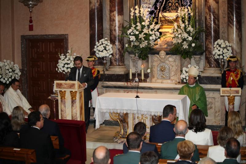 El ministro del Interior asiste a una ofrenda floral a la Patrona de Badajoz