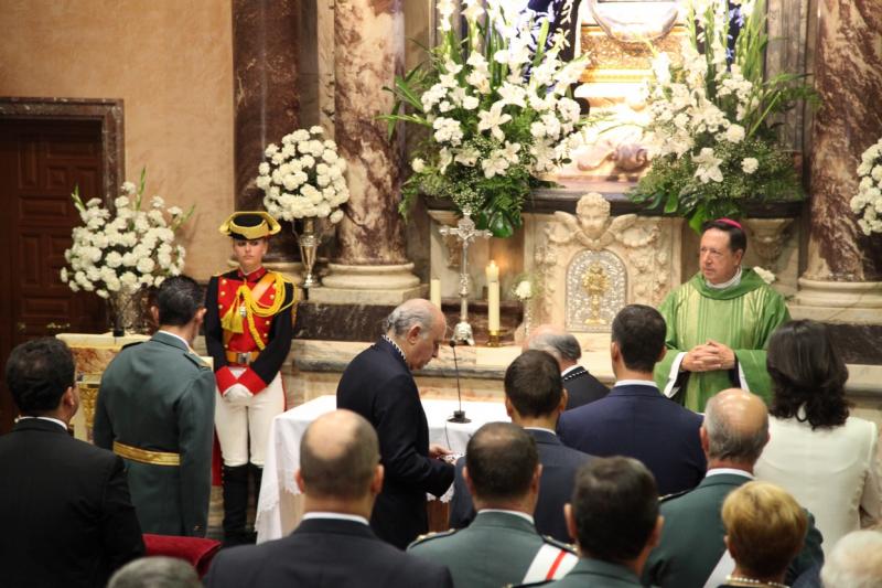 El ministro del Interior asiste a una ofrenda floral a la Patrona de Badajoz