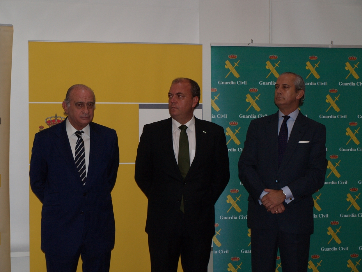 Imágenes de la llegada del ministro a Badajoz y del acto del Cupón de la ONCE