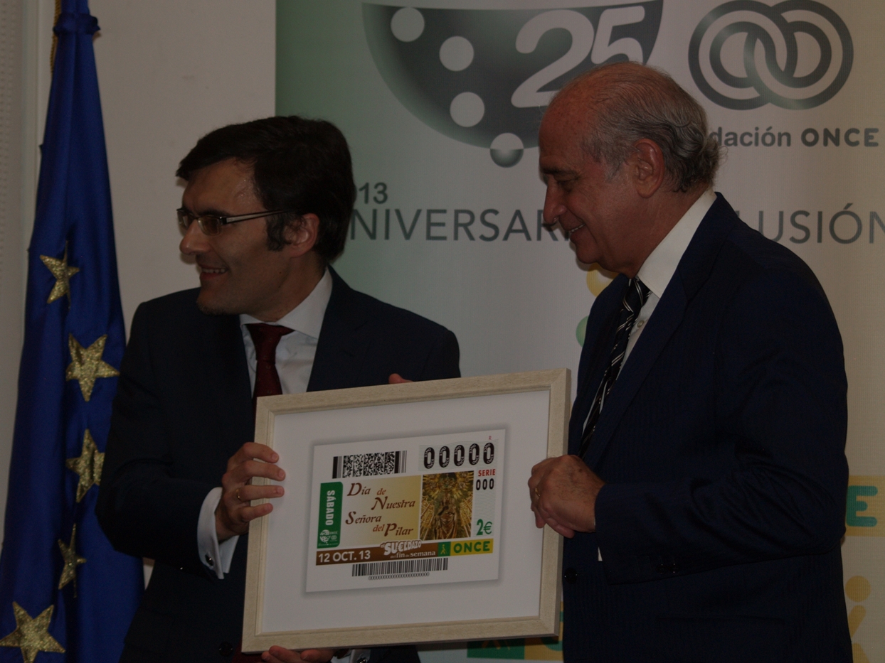 Imágenes de la llegada del ministro a Badajoz y del acto del Cupón de la ONCE