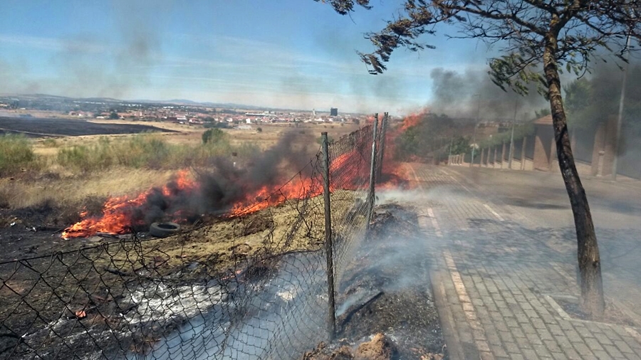 Imágenes del incendio que afecta a las inmediaciones de Las Vaguadas (Badajoz)