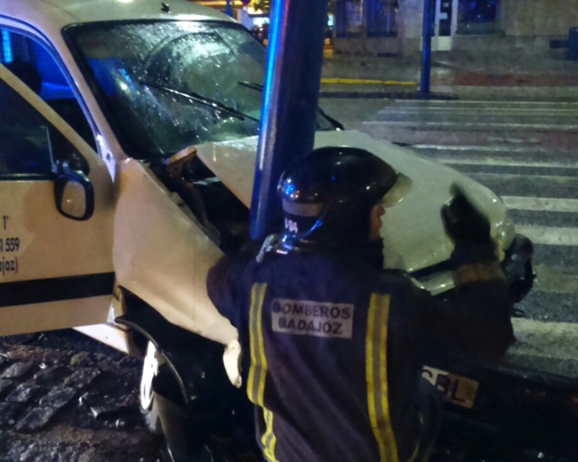 Imágenes del accidente en el Paseo Fluvial de Badajoz