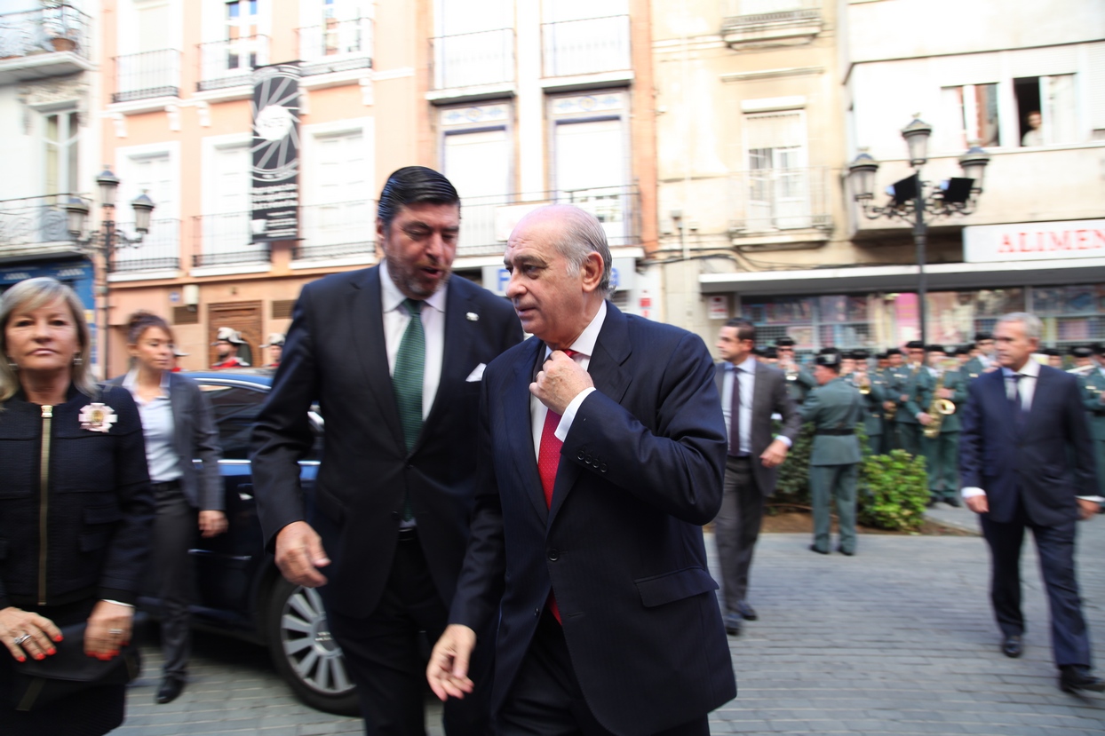 El ministro del Interior asiste a una ofrenda floral a la Patrona de Badajoz