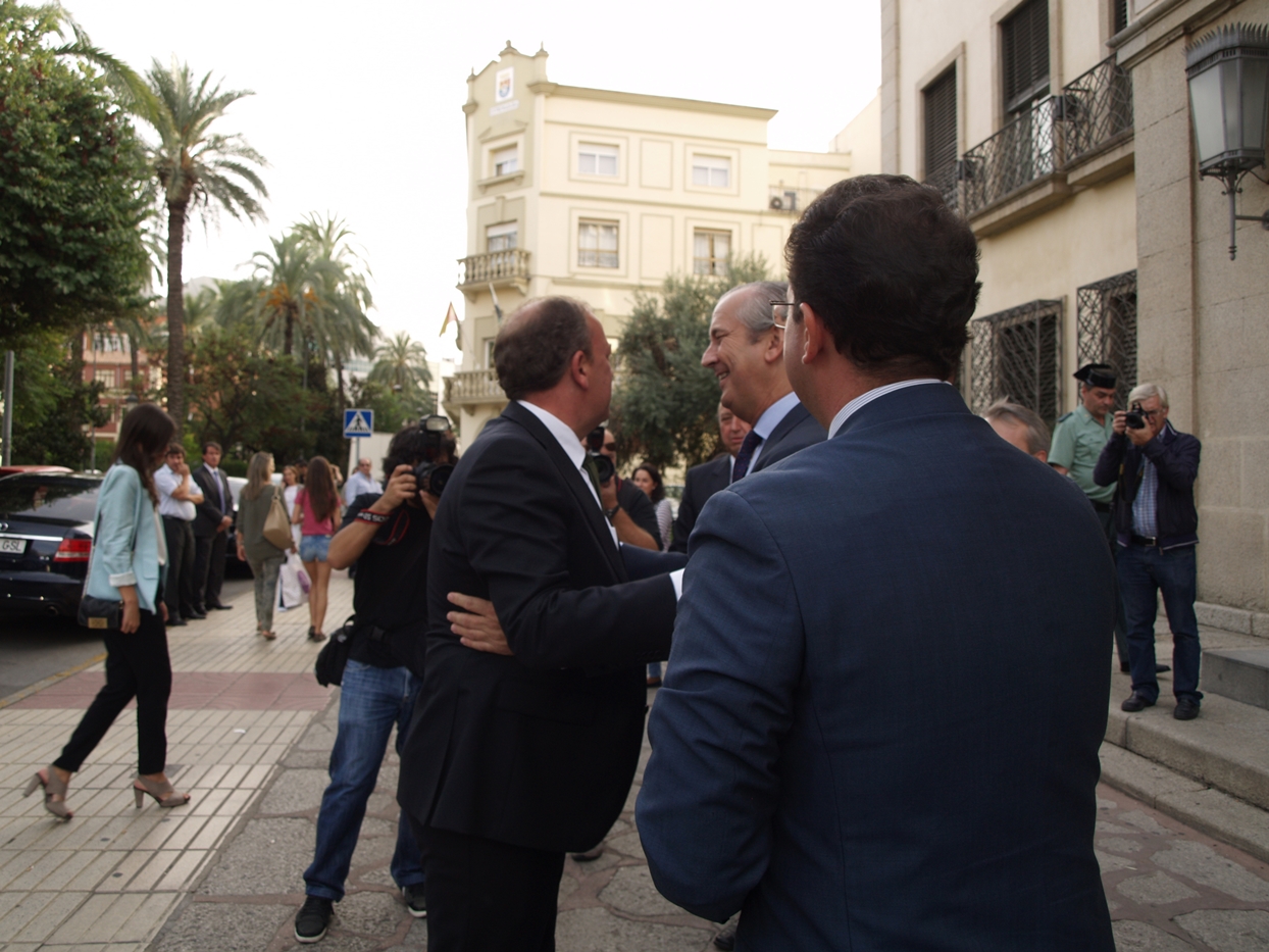 Imágenes de la llegada del ministro a Badajoz y del acto del Cupón de la ONCE