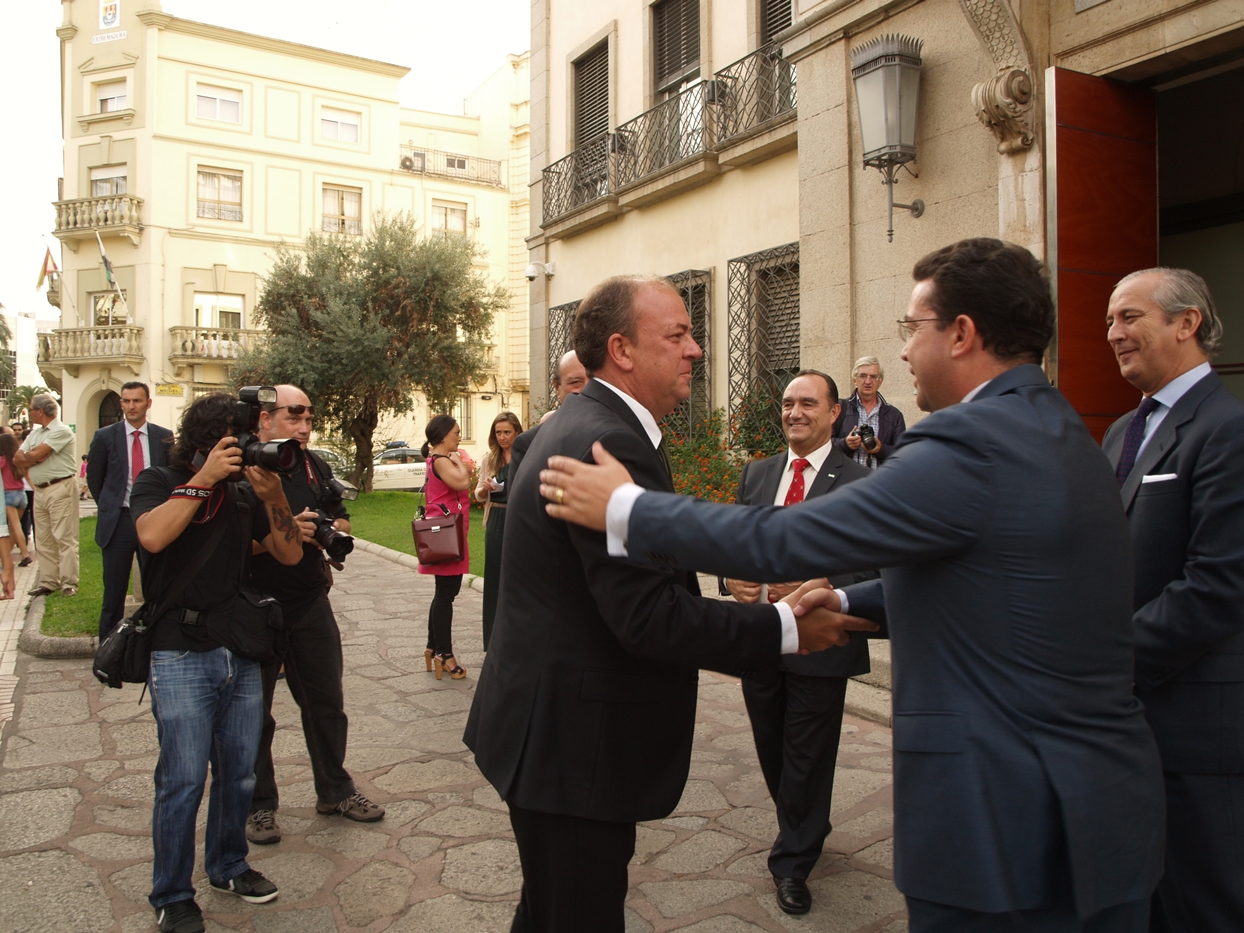 Imágenes de la llegada del ministro a Badajoz y del acto del Cupón de la ONCE
