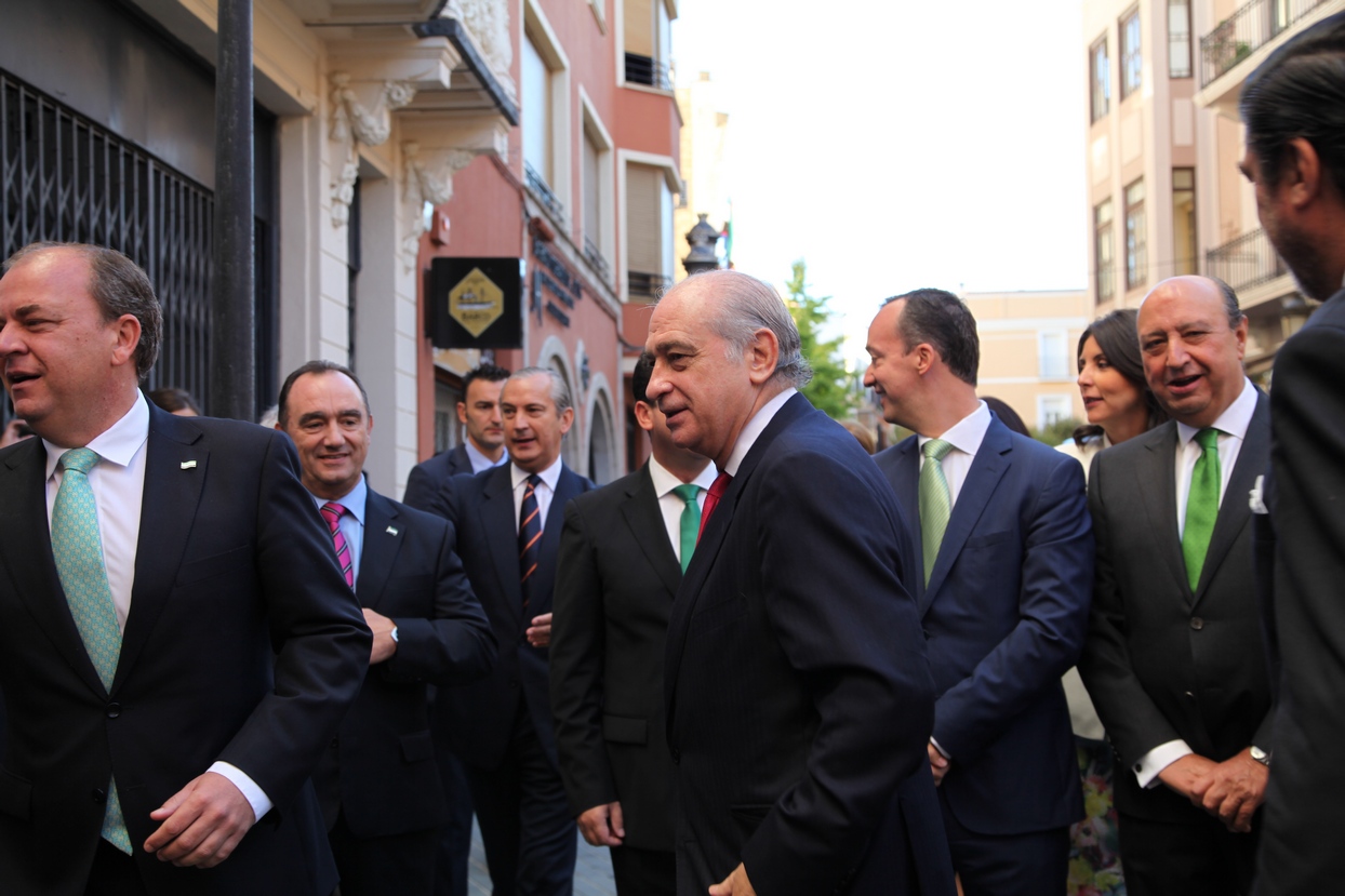 El ministro del Interior asiste a una ofrenda floral a la Patrona de Badajoz