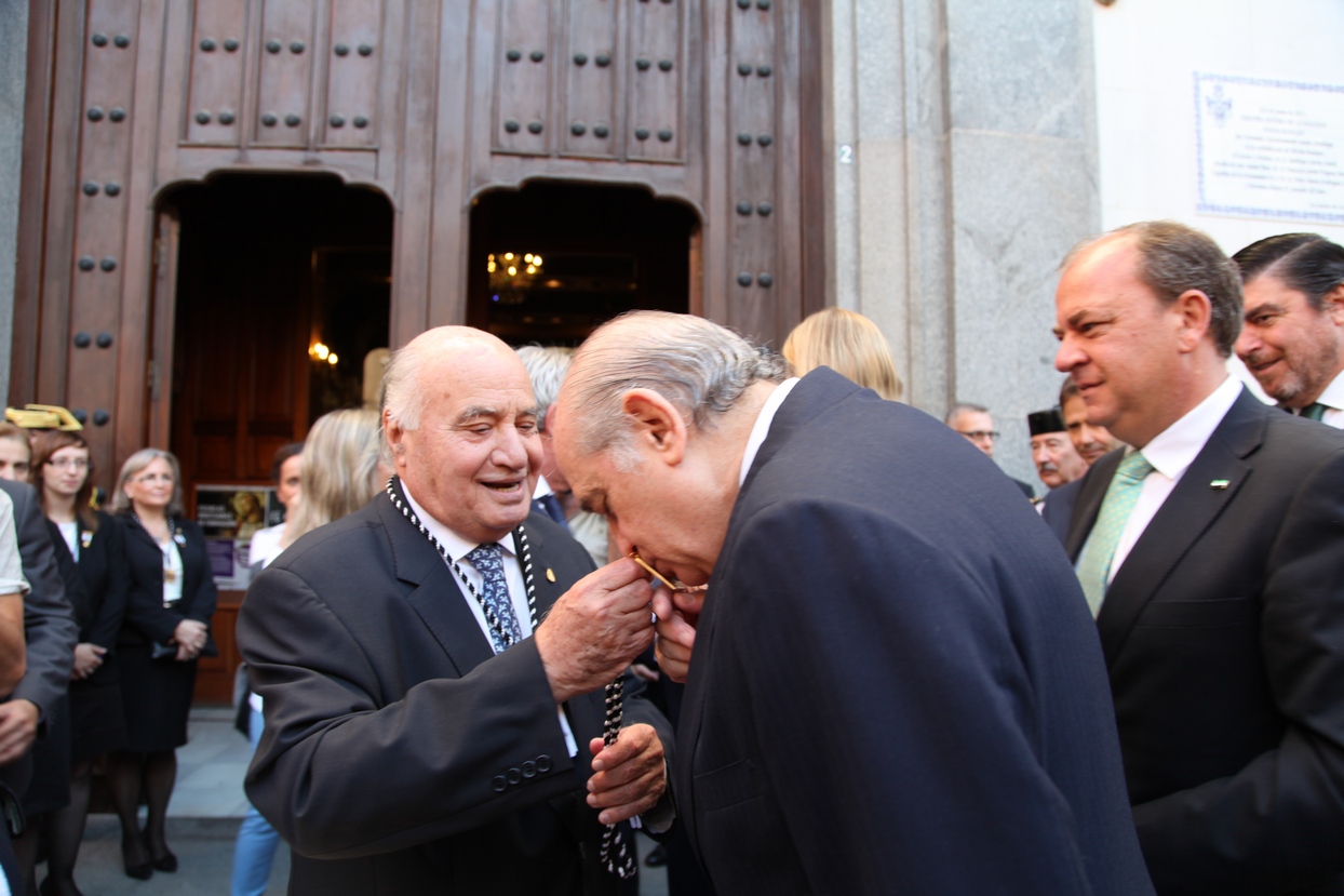 El ministro del Interior asiste a una ofrenda floral a la Patrona de Badajoz