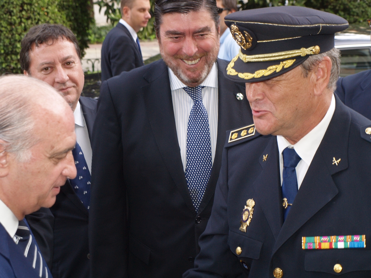 Imágenes de la llegada del ministro a Badajoz y del acto del Cupón de la ONCE