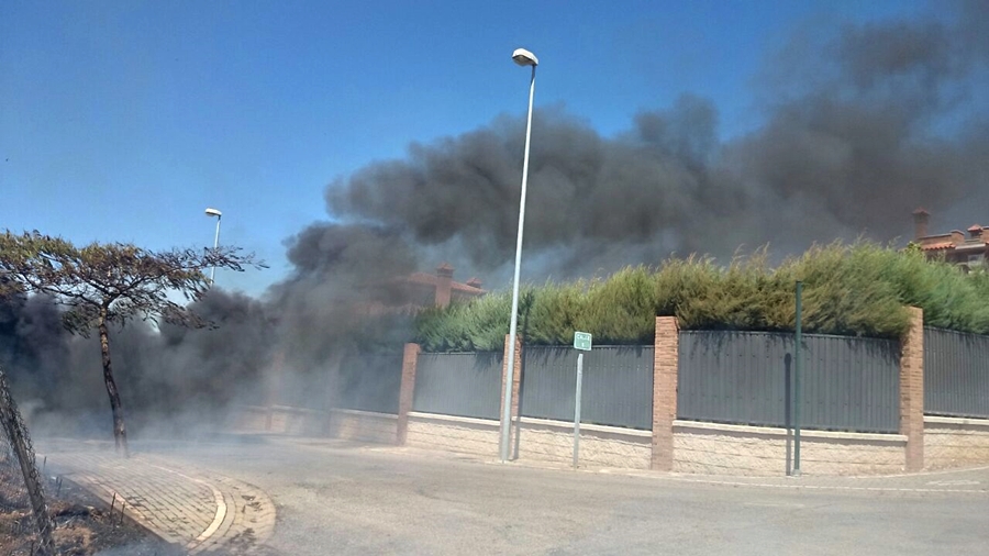 Imágenes del incendio que afecta a las inmediaciones de Las Vaguadas (Badajoz)