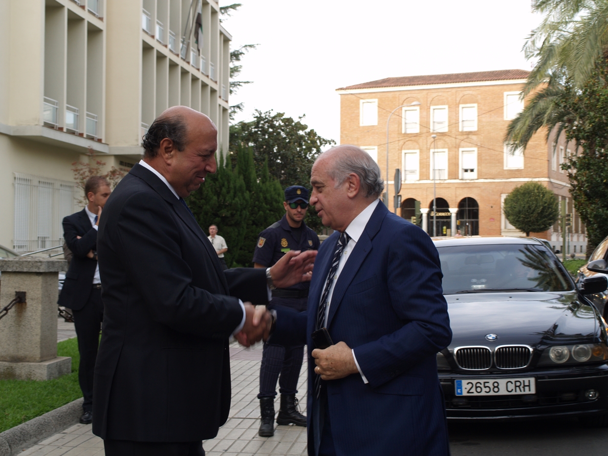Imágenes de la llegada del ministro a Badajoz y del acto del Cupón de la ONCE